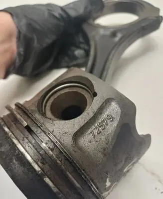 Mercedes-Benz Sprinter W906 Piston with connecting rod 72579