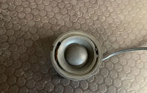 Front door high frequency speaker