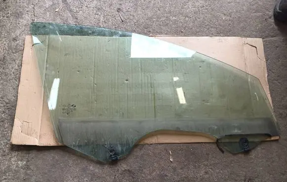 Renault Latitude (L70) Front door window glass four-door 