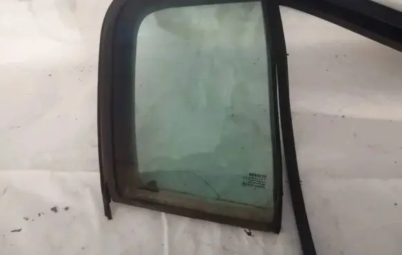 Renault Megane II Rear vent window glass 