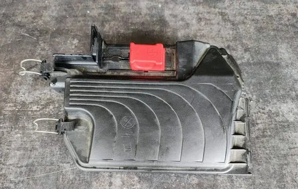 Mercedes-Benz CLA C117 X117 W117 Fuse box cover A2465400182