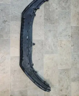 Front bumper lip
