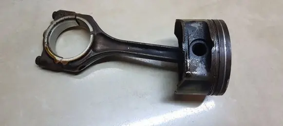 Dodge Caliber Piston with connecting rod