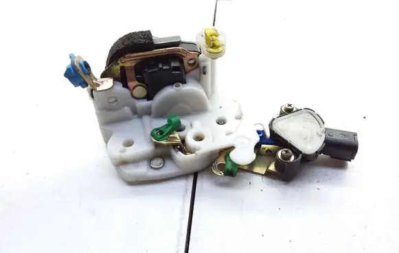 Subaru Impreza I Front door lock