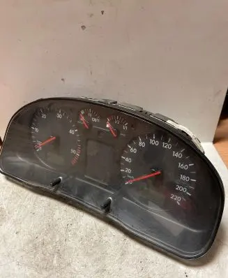 Volkswagen PASSAT B5 Speedometer (instrument cluster) 3B1919880CX 110208920