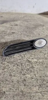Front fender indicator light