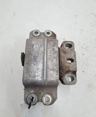 Volkswagen PASSAT B6 Engine mount bracket 3C0199555P