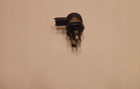 KIA Carens II Fuel pressure regulator 0281002507OE