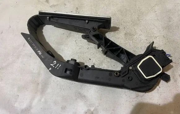 Mercedes-Benz E W211 Accelerator throttle pedal a2113000504 2113000504