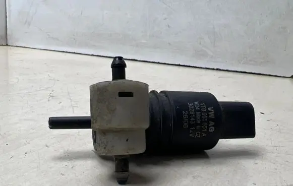 Volkswagen PASSAT B6 Windscreen/windshield washer pump 1T0955651A 3028143
