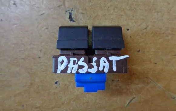 Volkswagen PASSAT B6 Fuel tank opening switch 3C0959903