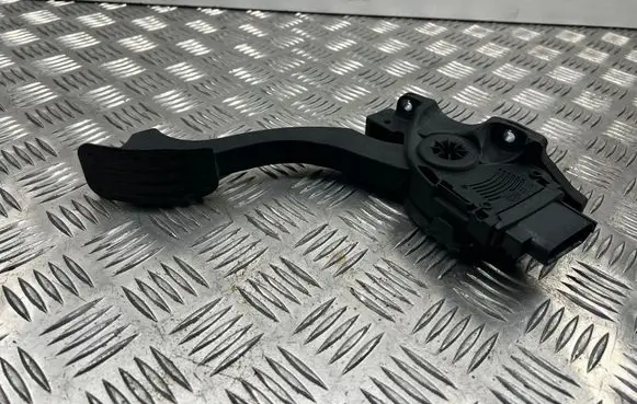 Accelerator throttle pedal