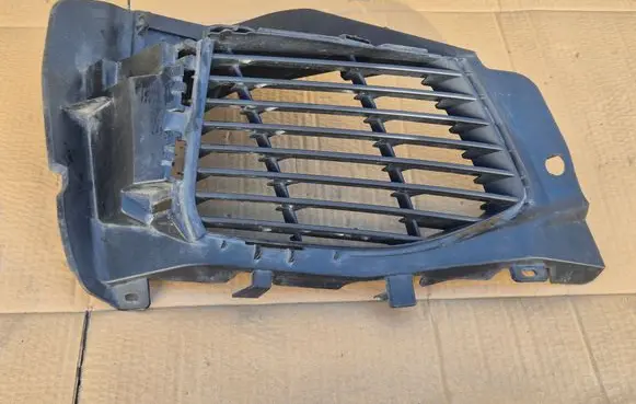 Peugeot 5008 II Front bumper lower grill AA37938073 C06760091