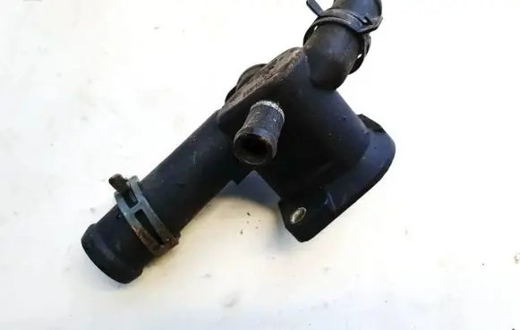 Volkswagen Golf IV Engine coolant pipe/hose 06a121133d