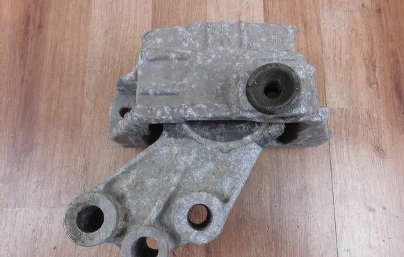 Jeep Compass Engine mount bracket P68253016AC 68253016AC