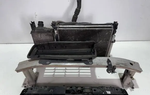 Renault Clio IV Radiator support slam panel