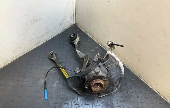 BMW 5 E60 E61 Front wheel hub spindle knuckle 6760954