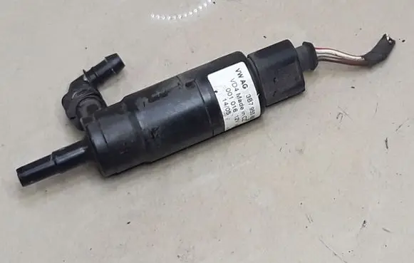 Volkswagen PASSAT B6 Headlight washer pump 3B7955681