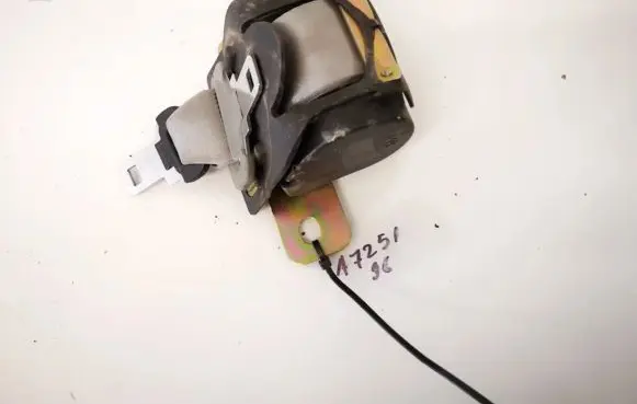 Middle seatbelt (rear)