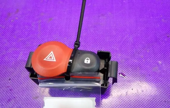 Renault Clio III Hazard light switch 