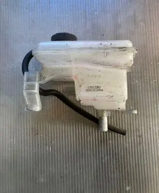 Lexus RX 330 - 350 - 400H Brake fluid reservoir 