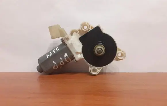 Mercedes-Benz CLS C219 Front door window regulator with motor 0130821432 3551