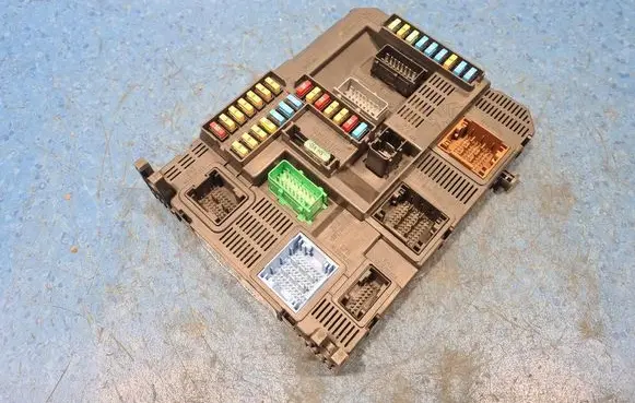 Peugeot 301 SAM control unit 9819849680
