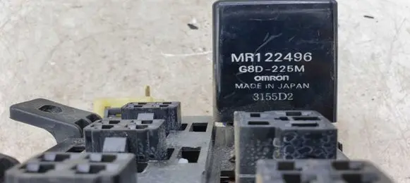 Mitsubishi Pajero Fuse module YA16893 MR122496 355D2