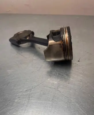Volkswagen Golf IV Piston with connecting rod