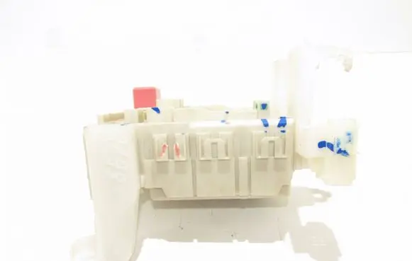 Toyota Avensis T270 Fuse module 8273005150b