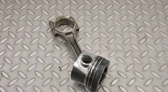 Volkswagen Polo V 6R Piston I411174