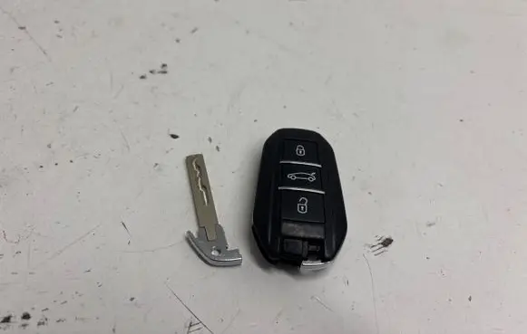 Peugeot 308 Ignition key/card 