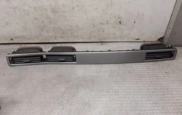 Volvo XC70 Dash center air vent grill 