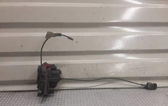 Renault Clio III Front door lock 