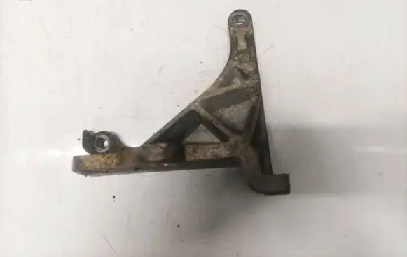 Volvo XC90 Engine mounting bracket 8675329