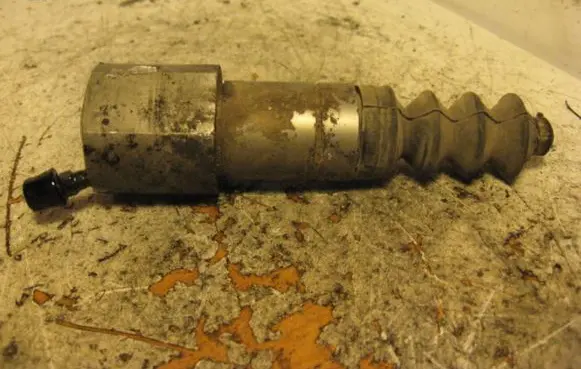 Clutch slave cylinder