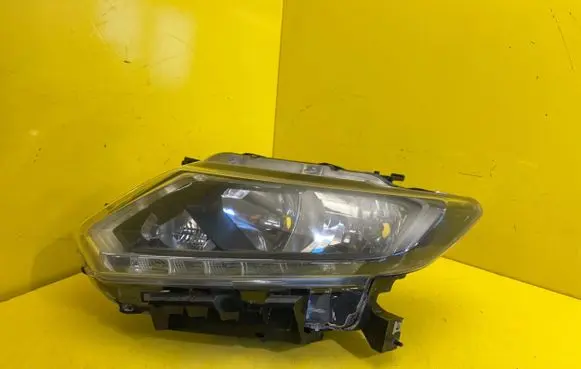 Nissan X-Trail T30 Headlight/headlamp 89005900