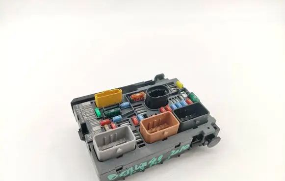 Peugeot 308 Fuse module 9664706280