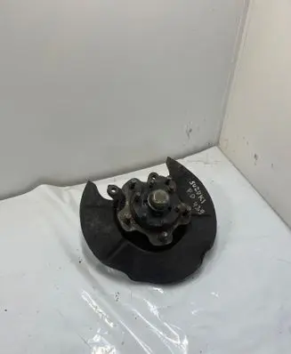 Suzuki Grand Vitara I Front wheel hub spindle knuckle