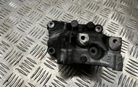 Engine mounting bracket