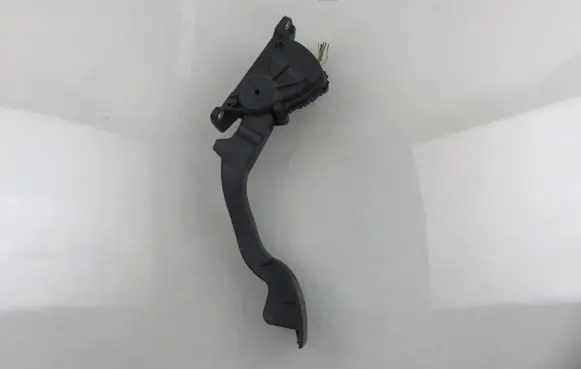 Accelerator throttle pedal