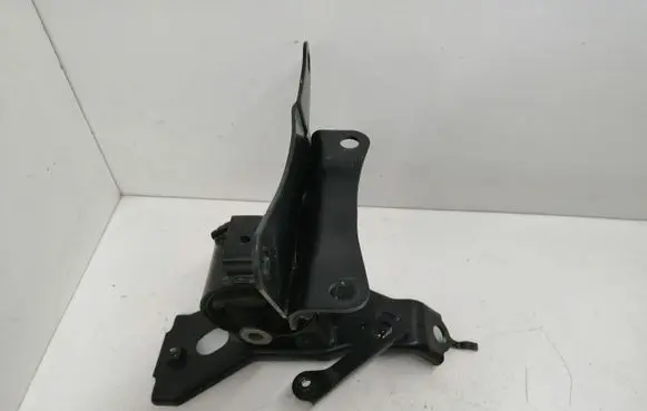 Toyota Yaris Engine mount bracket