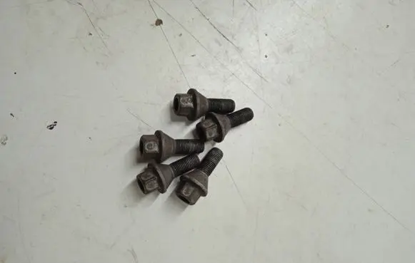 Opel Vivaro Nuts/bolts VIVARO2016
