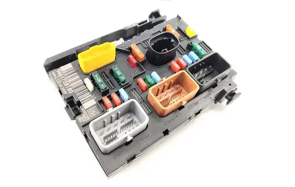 Peugeot 207 Fuse module 9661708180