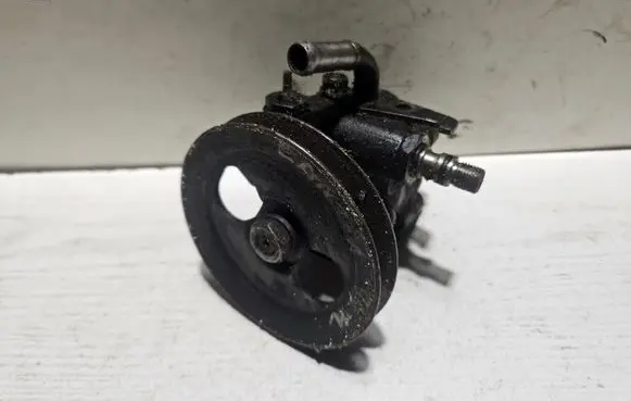 Hyundai Lantra I Power steering pump 5711028010