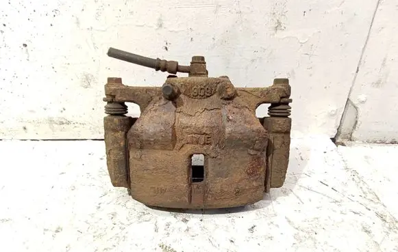Nissan Qashqai+2 Front brake caliper