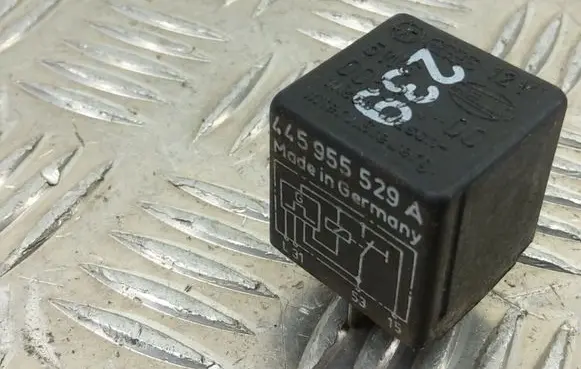 Volkswagen PASSAT B5 Other relay 445955529A