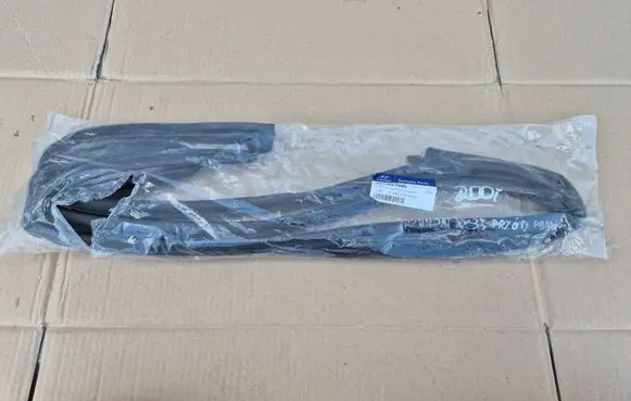Hyundai ix35 Rubber seal front coupe door 821402Y000