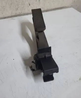 Mercedes-Benz E W211 Accelerator throttle pedal A2033000104 180102