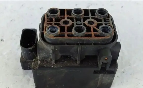 Audi A6 S6 C6 4F Air suspension valve block 4F0616013